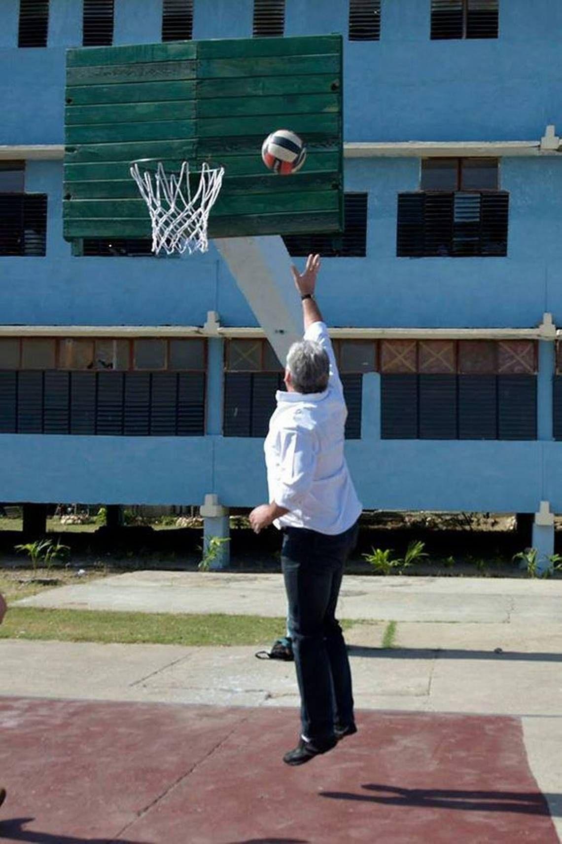Díaz-Canel juega baloncesto en Santiago de Cuba. Foto: Estudios Revolución