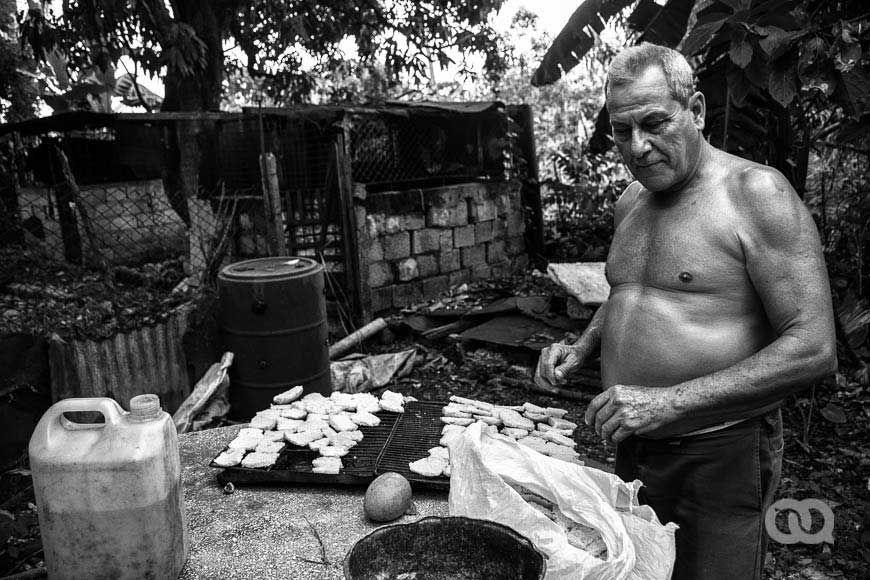 Aquella tarde de junio Ricardo tostaba panes viejos en un horno que él mismo había construido con un tanque metálico de 55 galones (Foto: Sadiel Mederos Bermúdez).