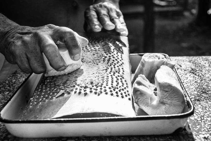 Guayo artesanal hecho de una lámina de aluminio perforada con un clavo (Foto: Sadiel Mederos Bermúdez).