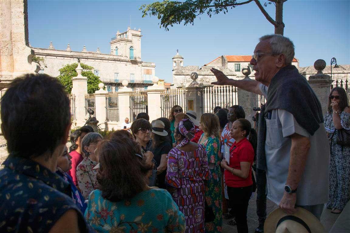 Eusebio Leal en El Templete, reconocido como sitio fundacional de la ciudad y una de las construcciones restauradas bajo su liderazgo en la Oficina del Historiador de La Habana. Foto: Alexis Rodríguez/Tomada de Habana Radio. 