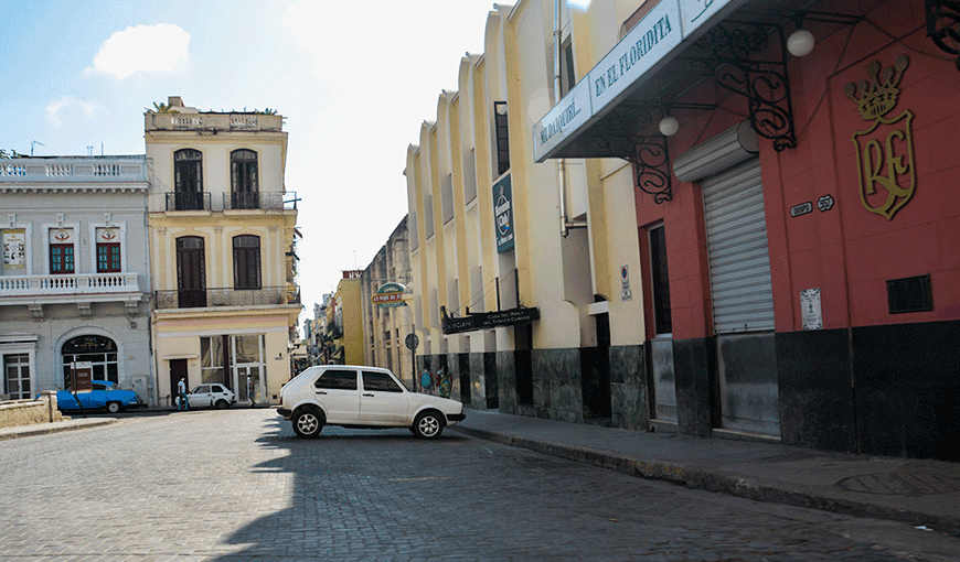 Entrada a la calle Obispo y fachada del legendario Bar Floridita (Foto: Yailín Alfaro).
