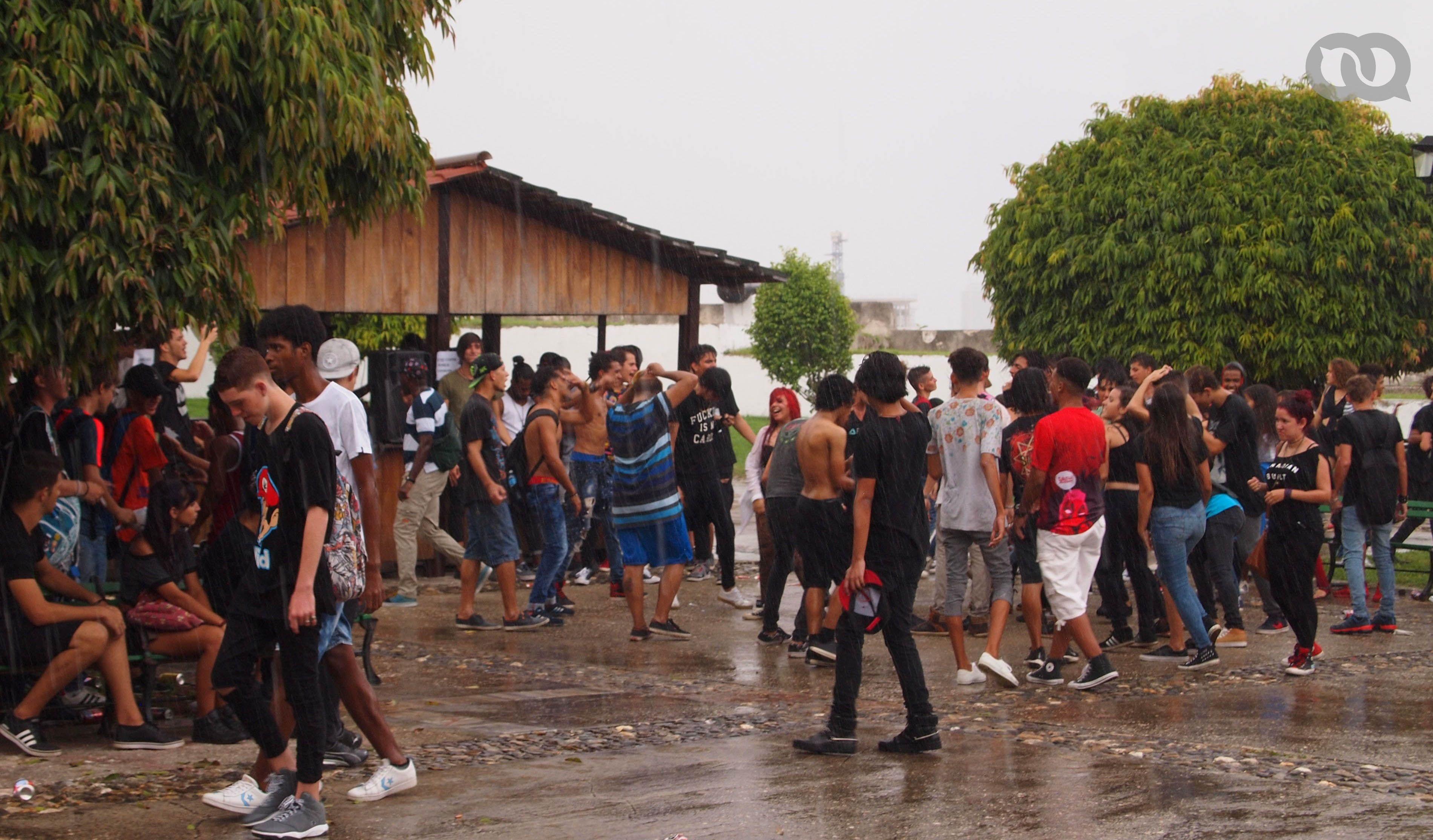 Incluso bajo la lluvia, jamás detuvieron sus bailes los asistentes al festival. Fotos: Yudith Vargas Riverón.