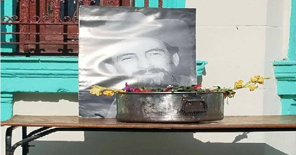 "Homenaje" a Camilo Cienfuegos con flores en una palangana. Foto tomada de las redes sociales.