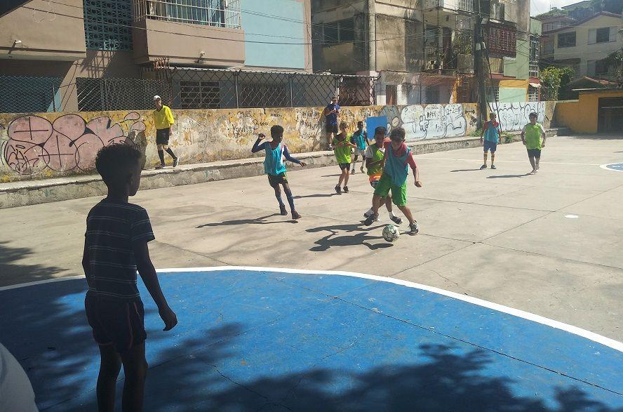 Niños juegan en La Liga en Cuba. Foto: Leydis Luisa Hernández Mitjans