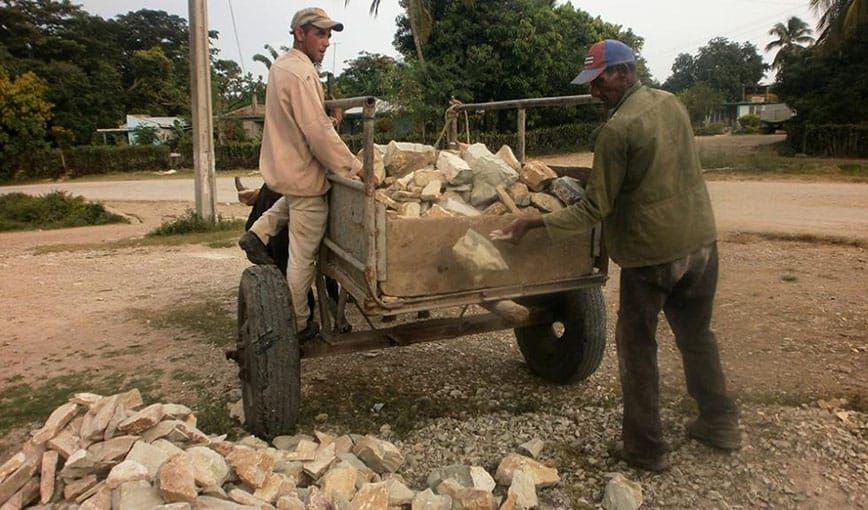 Hombres-pican-piedras-en-Cuba.jpg