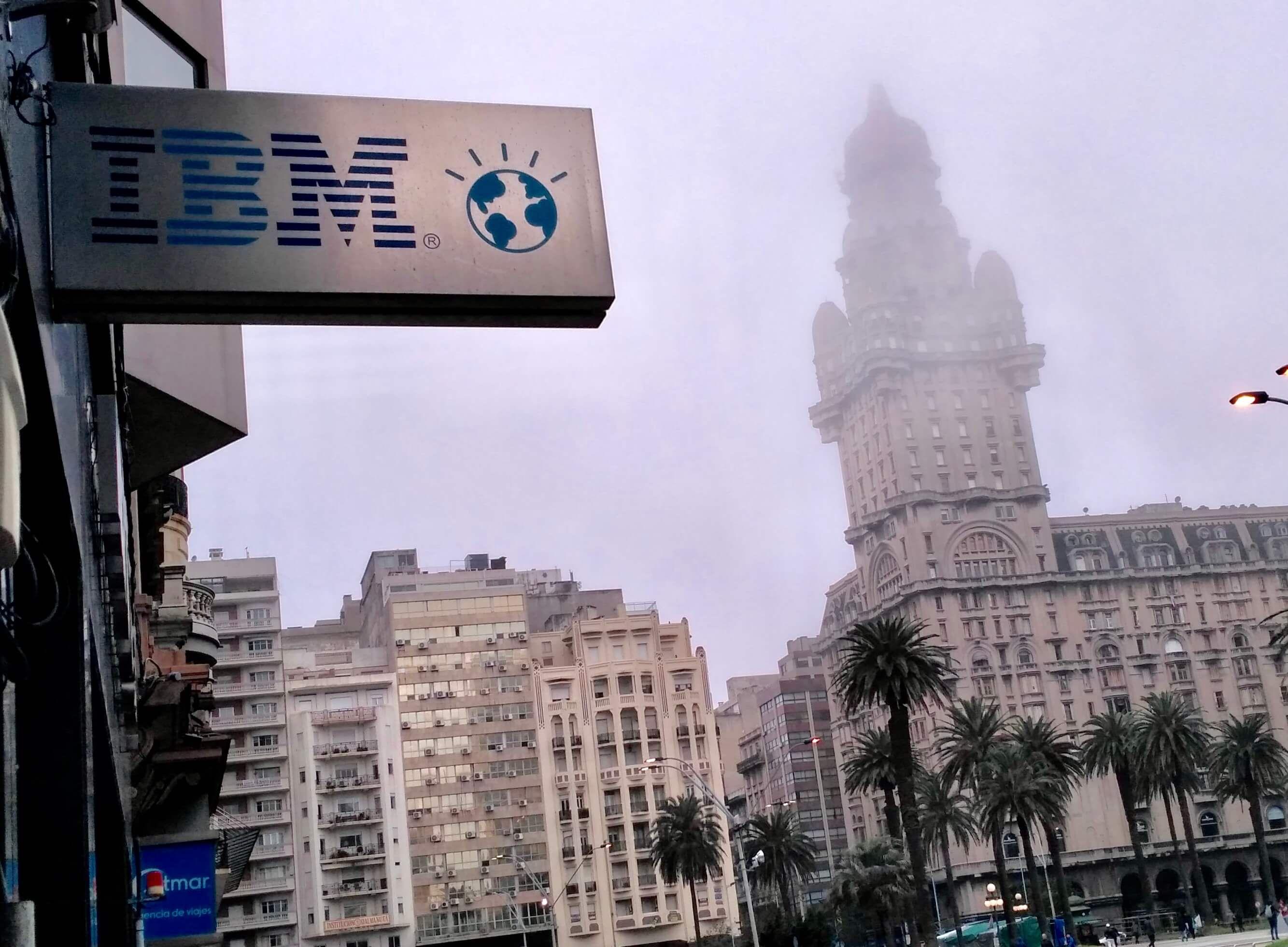 La empresa estadounidense IBM tiene presencia en Uruguay y ha contratado a varios cubanos que han llegado a ese país en los últimos meses. Foto: YucaByte.