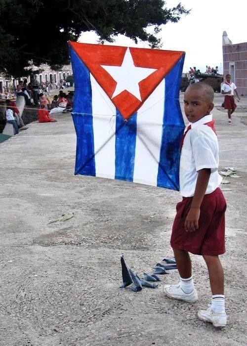 Infante-con-papalote-de-bandera-cubana-Pionero.jpg