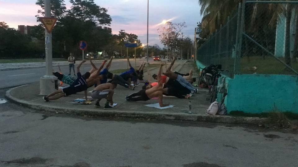 En áreas exteriores del gimnasio cerrado algunos jóvenes continúan sus prácticas. Foto tomada del perfil de Facebook de Neudis Nuñez.