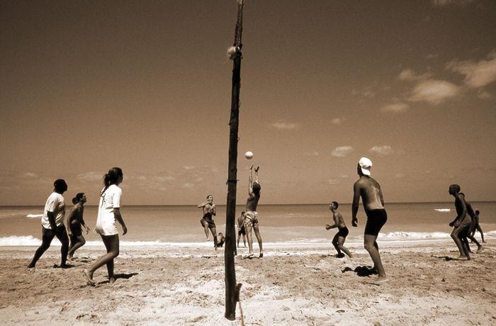 Jovenes-en-Varadero-Voleibol-de-playa-Deporte-Salud-Diversion.jpg