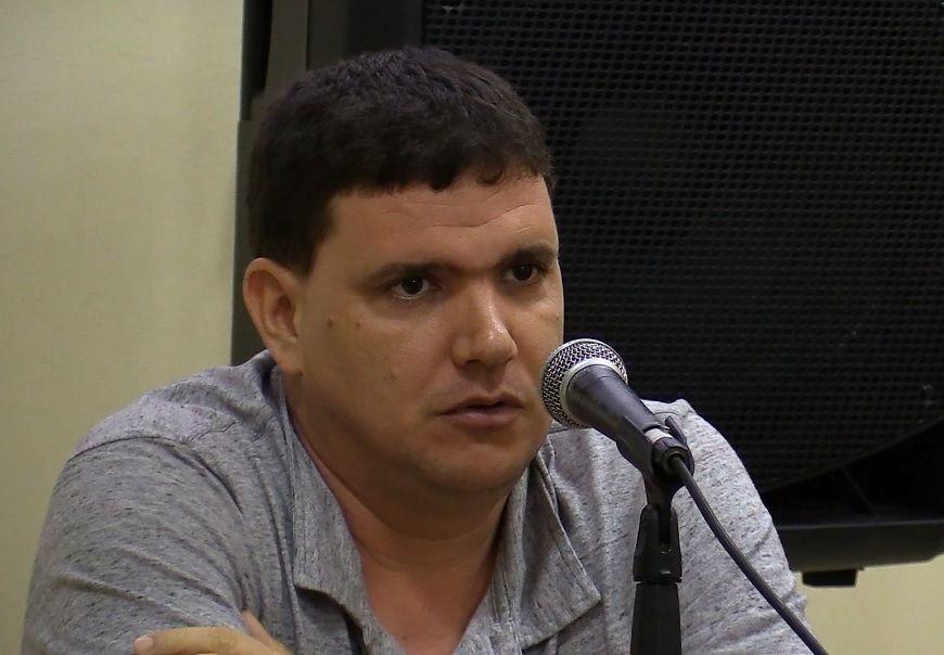 Julio Antonio Fernández Estrada debate el nuevo proyecto de Constitución para Cuba.