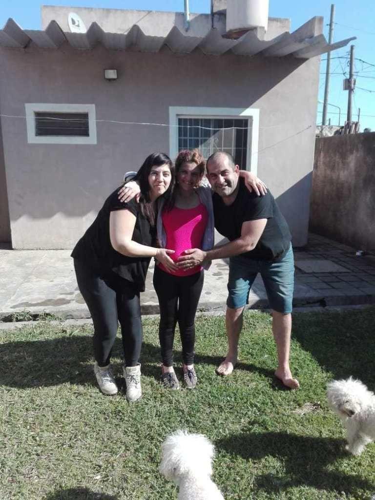Lorena, Ana con Santino en la panza y Lolo.