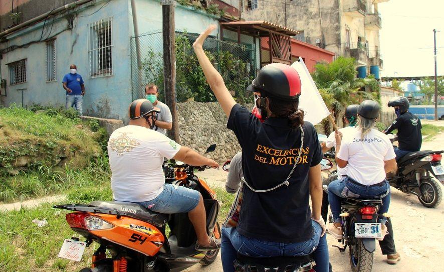 Motoristas y trabajadores de Juanky's Pan entregan las donaciones. Fotos: Hitch (elTOQUE-Periodismo de Barrio)