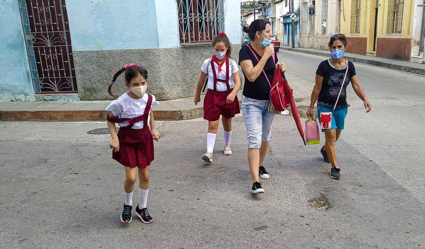 Foto: Para los estudiantes de primaria en Cuba y para los niños que asisten a círculos infantiles es obligatorio el uso de nasobuco. Foto: Sadiel Mederos/elTOQUE.