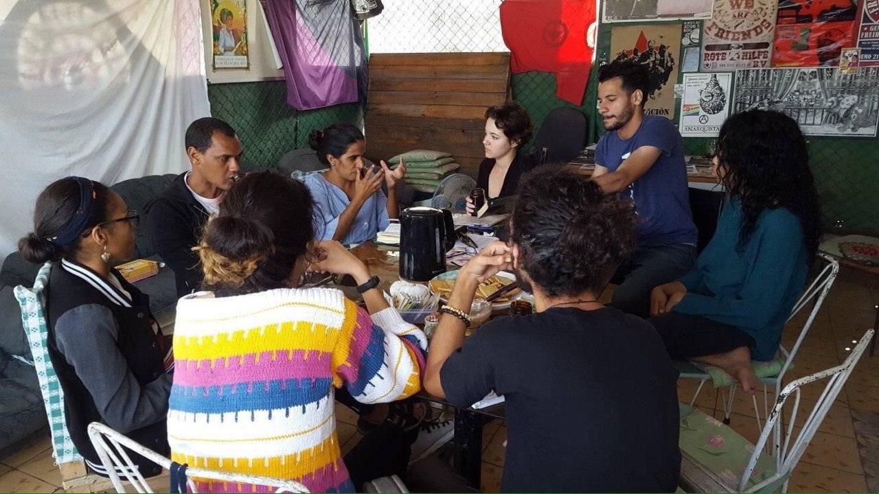 La curadora Anamely Ramos conversa con los participantes del "Taller sobre prácticas organizativas en proyectos culturales", realizado en febrero de 2020 en en el Centro Social Abra. Foto: Tomada de la página en Facebook de El Parque Horizontal.