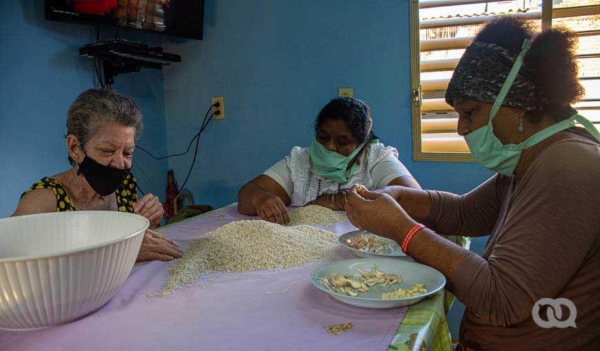 En Corazón Solidario se han adaptado a la nueva situación de escasez de alimentos y toman medidas de ahorro para poder seguir ofreciendo comida en su proyecto. Foto: Sadiel Mederos.
