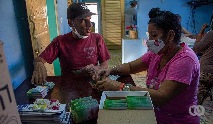 En Corazón Solidario también hacen manualidades como postales y estampitas para comercializar. Foto: Sadiel Mederos.