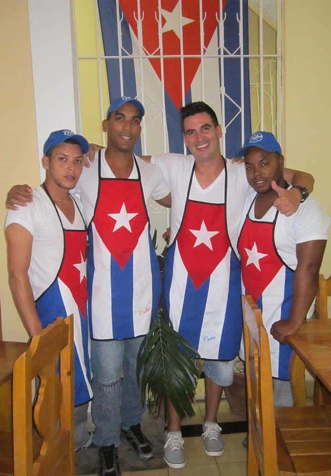 Pedro-Alfonso-Romero-con-compañeros-de-la-cafeteria-CubaVa-cuentapropista.jpg