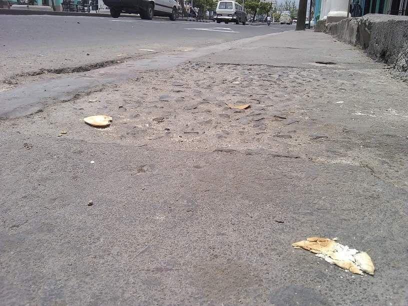 Pizzas en el suelo de la ciudad. Foto: El Toque