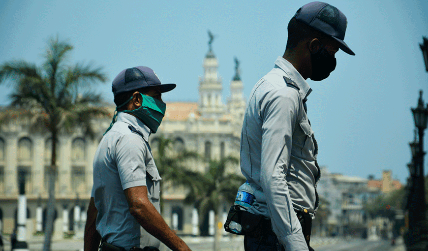 Policías vigilan las calles, al fondo el Gran Teatro de La Habana Alicia Alonso (Foto: Yailín Alfaro).