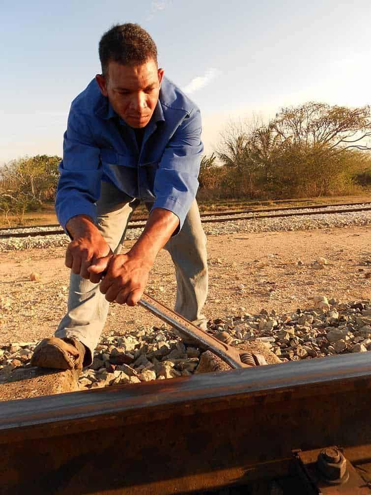 Trabajador-Ferrocarril-Cuba-2.jpg