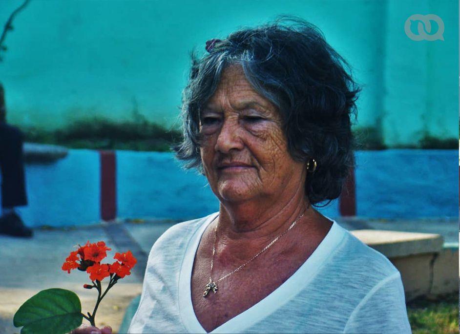 Estela, de 72 años, participó en toda la caminata mientras lucía sus flores naranjas. Foto: Pedro Sosa Tabío.