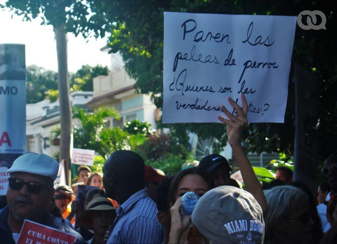 Los carteles con frases y peticiones en relación a la protección de animales en Cuba abundaron en la caminata. Foto: Pedro Sosa Tabio. 