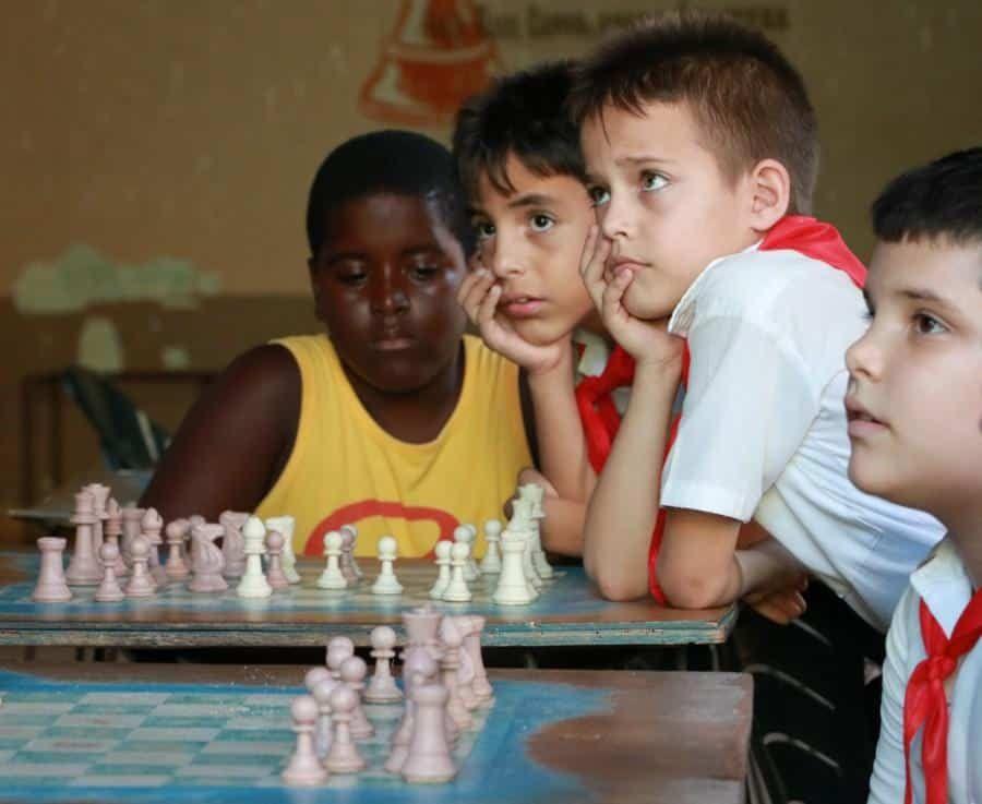 ajedrez_-niños-aprenden-a-jugar-ajedrez-deporte-Villa-Clara-infancia.jpg