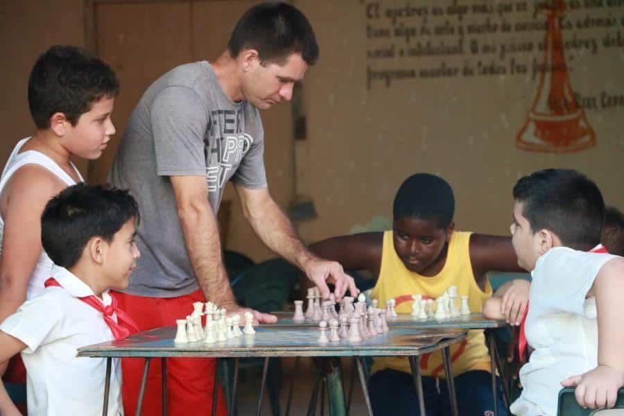 ajedrez_-profesor-enseña-a-niños-en-Villa-Clara-Cuba-deporte-juego-infancia.jpg
