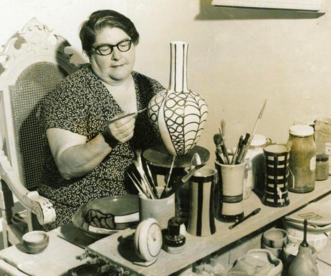 amelia pelaez frente a su mesa de trabajo en el taller de ceramica foto ricardo alonso granma.jpg