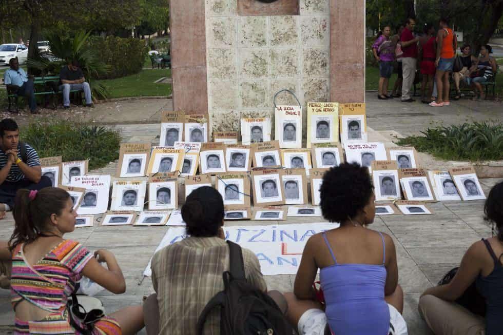 ayotzinapa-en-Cuba-solidaridad-jovenes-fotos-de-los-43.jpg
