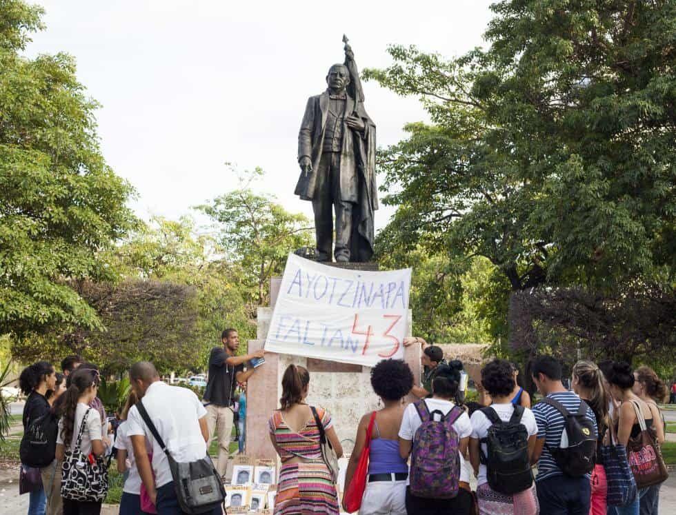 ayotzinapa-en-Cuba-solidaridad-jovenes-marchan.jpg