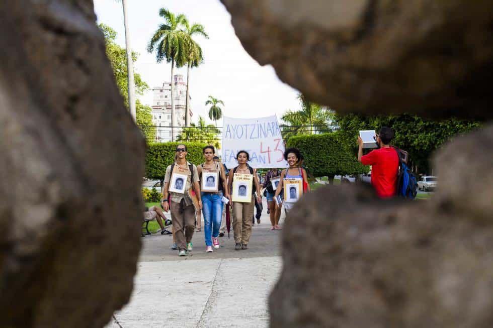ayotzinapa-en-Cuba-solidaridad-jovenes-marchan-calle-G.jpg