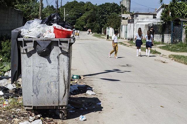 basurero-en-calle-Cuba-fumigación-campaña-antivectorial-mosquito.jpg