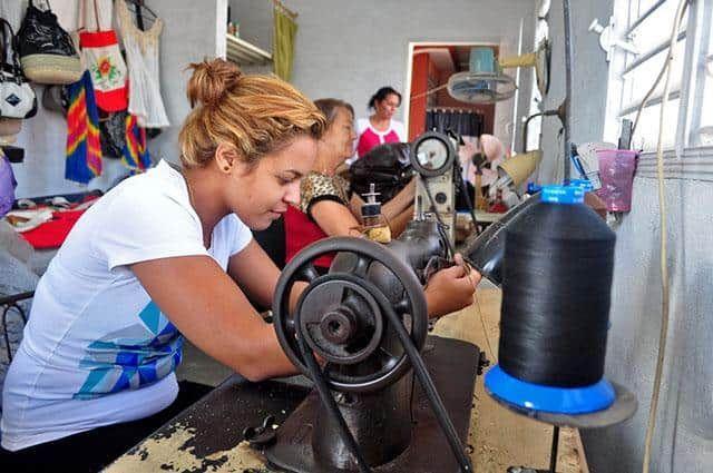 bolsa-de-mujer-carteras-cubanas-Taller-de-produccion-de-carteras-AF.jpg