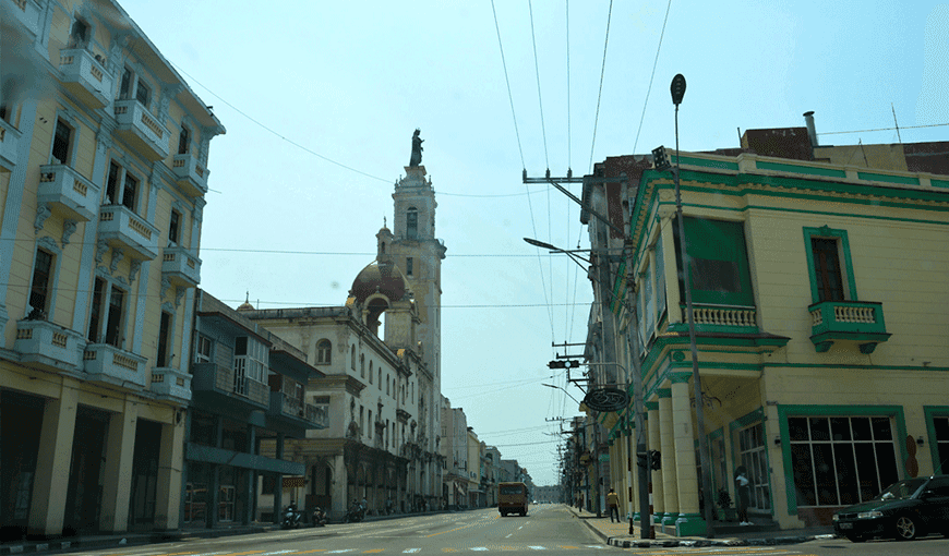 Vista de la calle Infanta y su Iglesia de Nuestra Señora del Carmen (Foto: Yailín Alfaro).