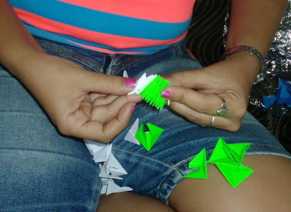 confeccionando-origami-en-escuela-cubana.jpg