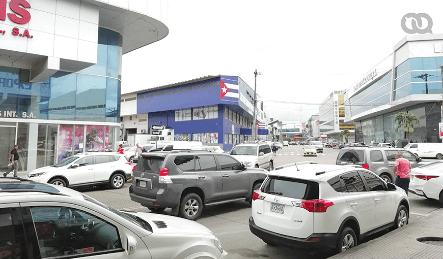 Es común encontrar la bandera cubana en los negocios de la Zona Libre de Colón, en Panamá. Foto: Darcy Borrero. 