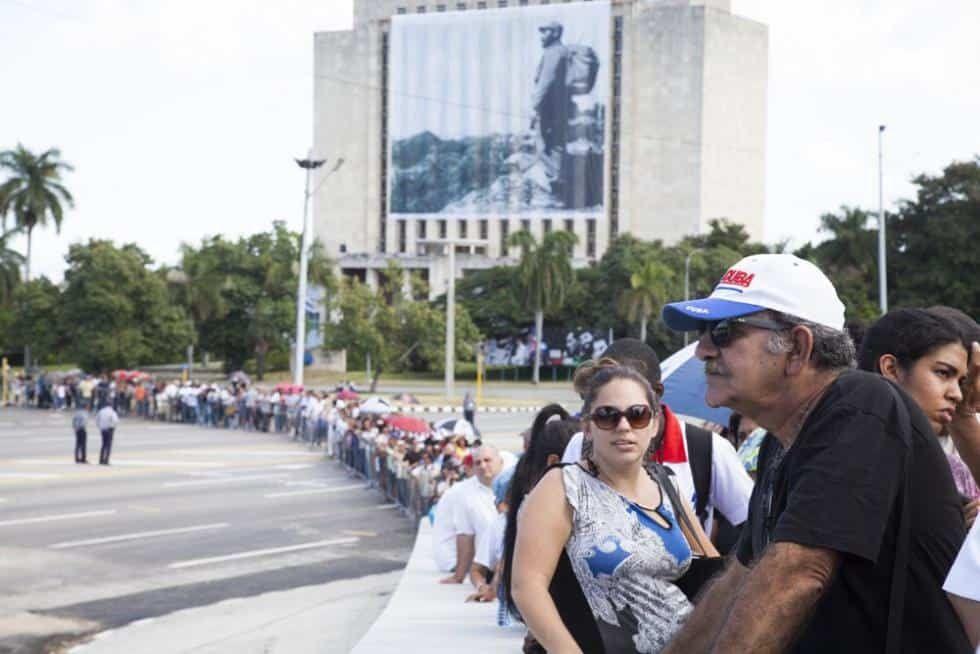 cubanos-ofrecen-respetos-a-fidel-castro.jpg