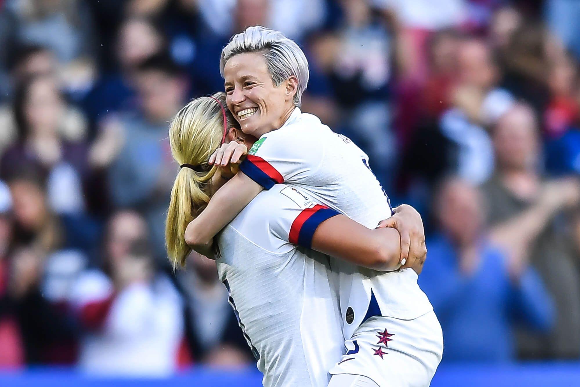 Lindsey Horan, a la izquierda, del equipo nacional femenino de fútbol de Estados Unidos celebra con Megan Rapinoe después de marcar contra el equipo nacional femenino de fútbol de Suecia. Foto: Depositphotos