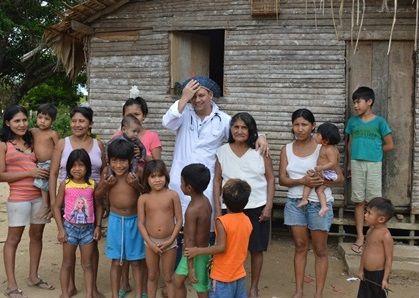 Desde 2014, por primera vez, la Reserva Indígena Trocará, cuenta con médico exclusivo: el cubano Michel Almaguer Riberón, integrante del Programa Más Médicos. Foto tomada del sitio web del Observatório de Tecnologias de Informação e Comunicação em Sistemas e Serviços de Saúde (OTICS)