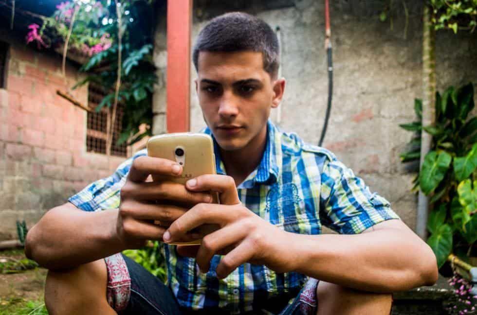 joven-campesiono-cubano-cambia-cosecha-por-celular.jpg
