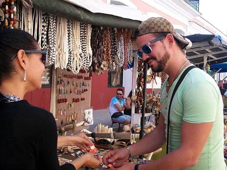 joven-cubana-vende-a-turista-bisuteráis-Cuba-negocios-turismo-economía.jpg