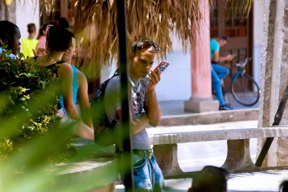 joven-cubano-con-celular-de-bandera-americana.jpg