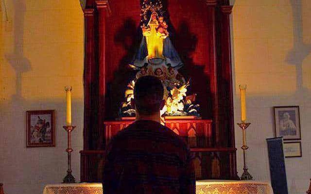 joven-sacerdote-cubano-reza-ante-un-altar-Cuba-Iglesia-Católica.jpg