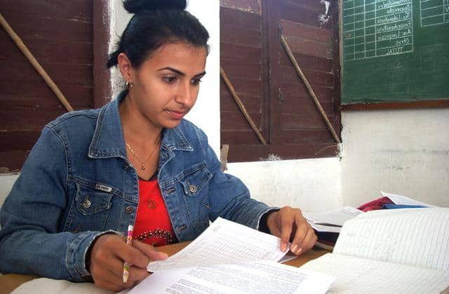 joven-trabajando-en-oficina-en-escuela-cubana-Cuba.jpg