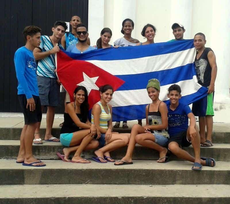 jóvenes-bandera-cubana-proyecto-comunitario-Cuba-juventud-ciudadanía.jpg