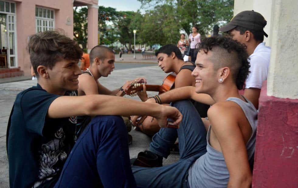 jovenes-cubanos-malecon-sin-mar.jpg