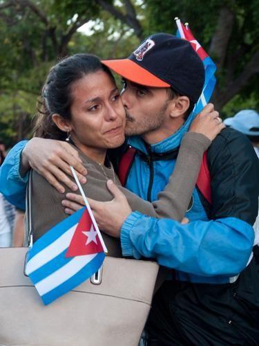 jovenes-cubanos-se-abrazan.jpg