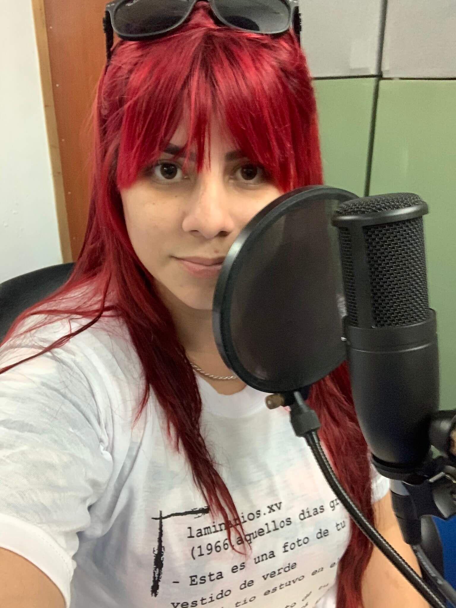 Lucía March durante la grabación del episodio 18 del podcast El Enjambre