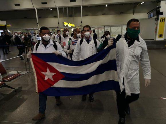 3.Médicos cubanos a la llegada al aeropuerto de Madrid, rumbo a Andorra. Foto: Perfil de Facebook de embajador cubano en Madrid